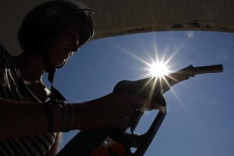 Giá dầu thế giới đảo chiều đi lên do dự trữ dầu mỏ Mỹ giảm