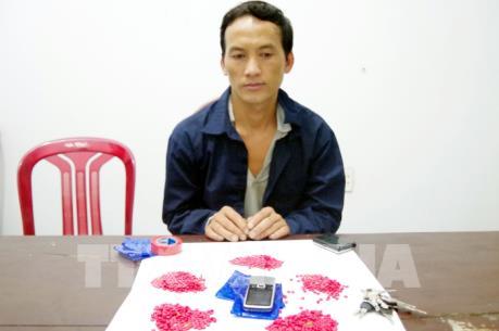 Bắt giữ đối tượng tàng trữ trái phép 1.400 viên ma túy đá