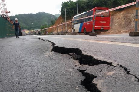 Nhiều vết nứt và sạt lở trên Quốc lộ 18A đoạn qua Cẩm Phả