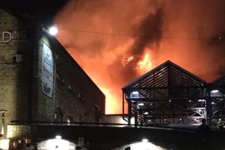 Đang cháy lớn tại một tòa nhà ở London