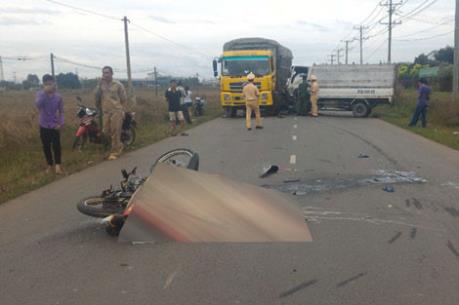 Xe ô tô đầu kéo đâm xe máy khiến 2 người tử vong tại chỗ 