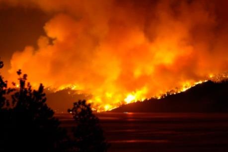 Cháy rừng nghiêm trọng tại Mỹ và Canada khiến hàng nghìn người phải sơ tán