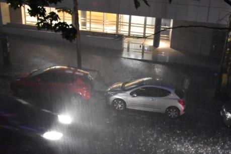 Mưa lớn kéo dài làm ngưng trệ hệ thống tàu điện ngầm Paris