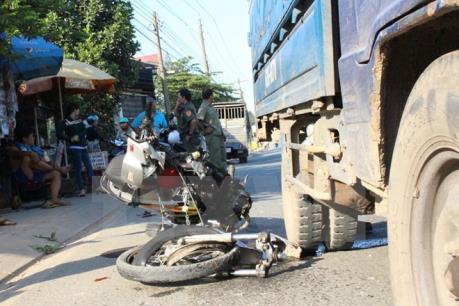 Xe máy va chạm với xe tải, hai người thương vong ở Tp. Hồ Chí Minh