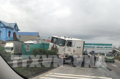 Lật xe container, gây ùn tắc giao thông trên Quốc lộ 5