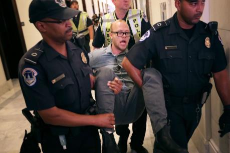 Bắt giữ 80 người biểu tình xông vào trụ sở Quốc hội Mỹ