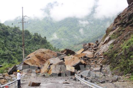 Mưa lũ gây sạt lở trên tuyến Quốc lộ 279D