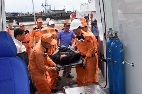 Kịp thời đưa thuyền viên người Trung Quốc bị tai nạn trên biển vào bờ điều trị