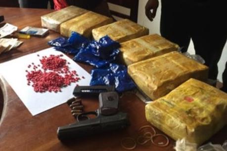 Bắt vụ vận chuyển 40.000 viên ma túy cùng súng quân dụng