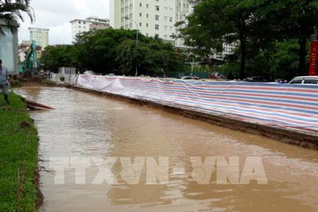 Hàng nghìn hộ dân Hà Nội mất nước sinh hoạt do vỡ đường ống
