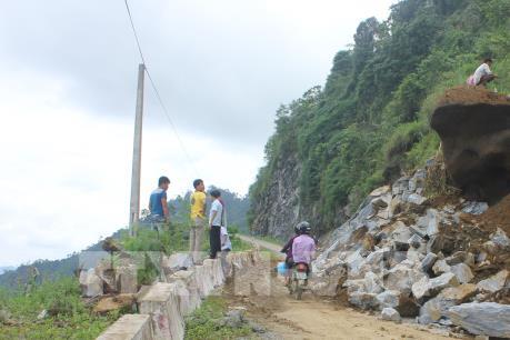 Mưa lớn khiến nhiều tuyến đường ở Lào Cai bị sạt lở gây tắc nghẽn giao thông