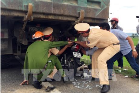 Xe máy đâm thẳng vào xe tải đang dừng thay lốp, 3 người trọng thương