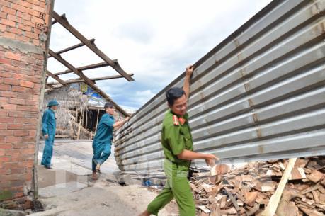 Hậu Giang hỗ trợ các hộ dân bị ảnh hưởng bởi sạt lở bờ sông Cái Côn