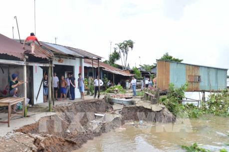 Thêm 2 nhà dân có nguy cơ bị ảnh hưởng sạt lở tại bờ sông Cái Côn, Hậu Giang