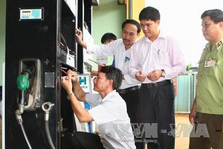 Thanh Hóa hoàn thành dán tem đồng hồ công tơ cột bơm xăng dầu sớm hơn kế hoạch