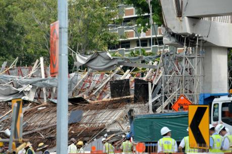 Sập công trình trên đường cao tốc tại Singapore