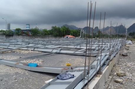 Sập hoàn toàn 4.000m2 nhà xưởng, 4 công nhân bị thương