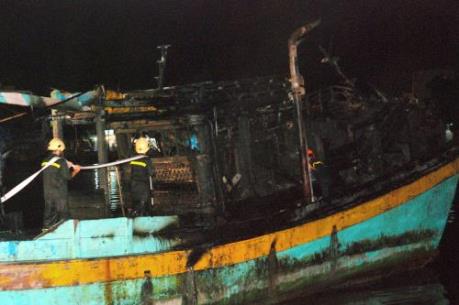 Tàu cá bốc cháy giữa đêm tại cảng Phan thiết