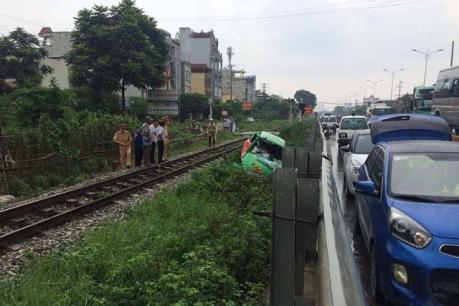 Tàu hỏa đâm bẹp taxi kẹt ở đường ray, một người nhập viện