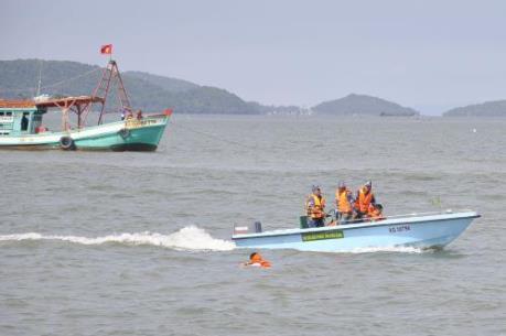 Cứu sống 3 thuyền viên bị trôi dạt trên biển