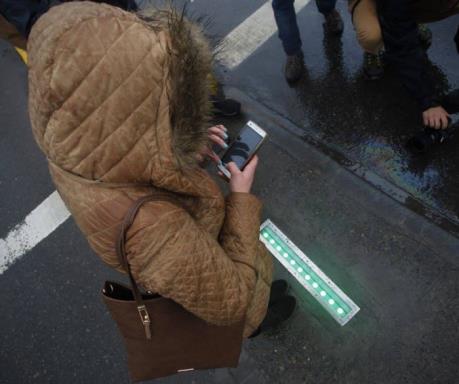 Chile lắp đặt đèn giao thông cho người "nghiện" di động
