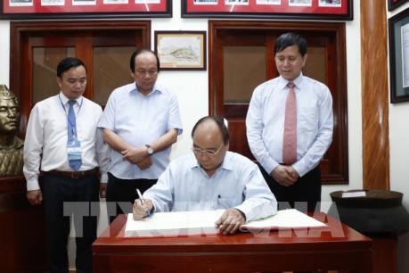 Thủ tướng Nguyễn Xuân Phúc dâng hương tại Khu di tích lịch sử Trung đoàn 52 Tây Tiến
