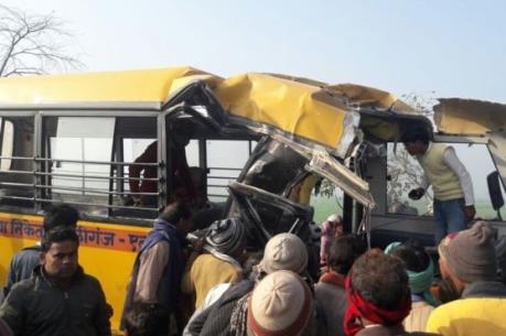 Tai nạn ô tô khiến hơn 40 người thương vong