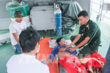 Cấp cứu kịp thời 3 ngư dân gặp nạn trên biển