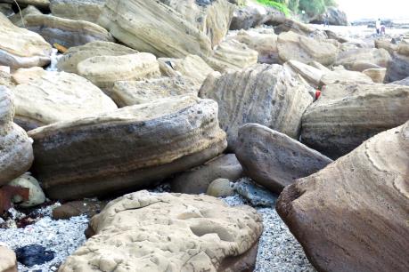 Những dấu tích độc lạ của dung nham hóa đá ở hang Câu (Quảng Ngãi)