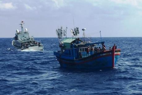 Khẩn cấp cứu hộ tàu cá cùng 6 ngư dân gặp nạn trên biển