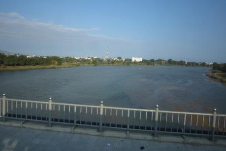 Xe tải bất ngờ mất lái lao thẳng xuống sông Dinh