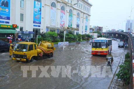 Hà Nội: Nhiều nơi vẫn ngập cục bộ sau mưa lũ