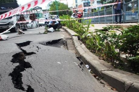 Tp Hồ Chí Minh: Xe chở rác sập “hố tử thần”, ùn tắc giao thông nghiêm trọng