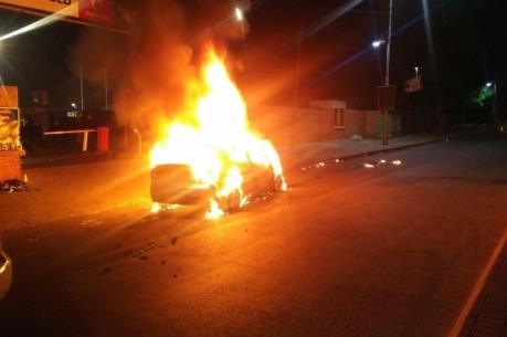 Phóng hỏa taxi Uber khiến tài xế tử vong