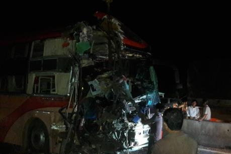 Tai nạn nghiêm trọng giữa xe khách, nhiều người thương vong