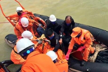  Thợ lặn tiếp cận tàu VTB 26, phát hiện thi thể một thuyền viên trong tàu
