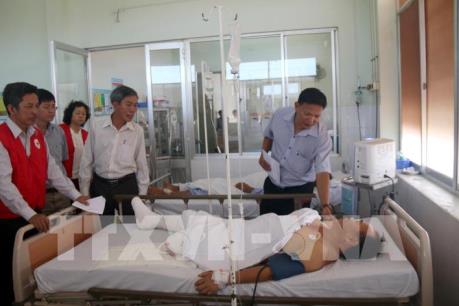 Thăm hỏi, hỗ trợ các nạn nhân vụ tai nạn giao thông đặc biệt nghiêm trọng tại Bình Thuận