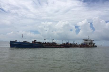 Giấy phép khai thác kéo dài, cát trên sông Đồng Nai tiếp tục "chảy máu"