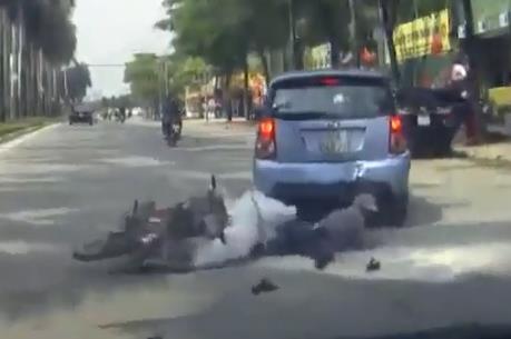 Ô tô đâm xe máy làm 2 người thương vong