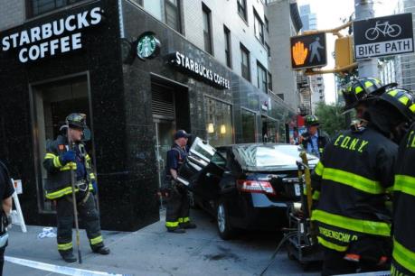 Nhiều người bị thương trong vụ ô tô đâm vào cửa hàng Starbucks tại Hollywood