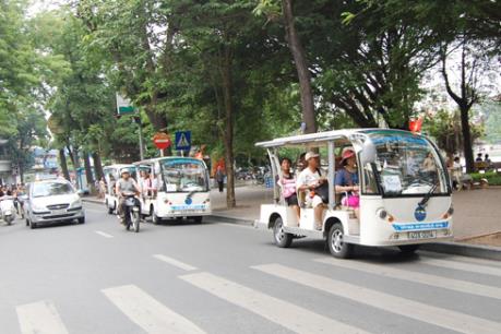 Tour tham quan phố cổ Hà Nội bằng xe điện "hút" khách