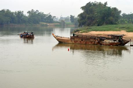 Giao thông qua sông Yên bị gián đoạn sau sự cố tàu chở cát đâm sập cầu