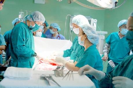 Cứu sống mẹ con sản phụ bị nhau cài răng lược phức tạp