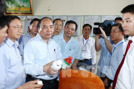 Thủ tướng Nguyễn Xuân Phúc thăm mô hình vườn mẫu tại xã Tượng Sơn, Thạch Hà, Hà Tĩnh