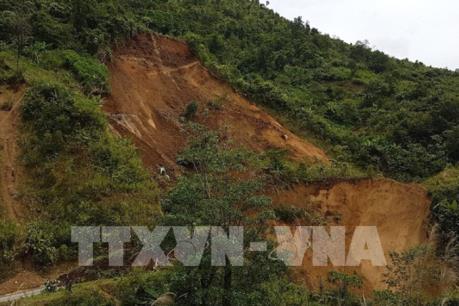 Sạt lở dài 200m trên quốc lộ 4H, chia cắt giao thông đến Mường Tè, Lai Châu