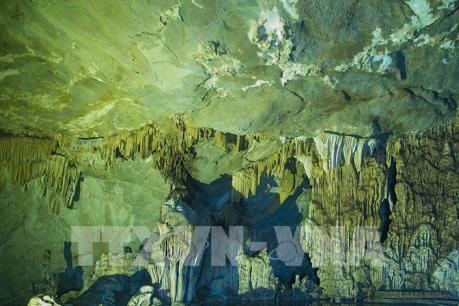 Chiêm ngưỡng vẻ đẹp nguyên sơ và kỳ vĩ của hang Khuổi Pín (Tuyên Quang) 