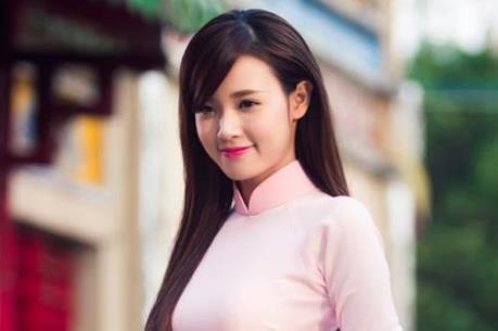 Vẻ đẹp tà áo dài Việt Nam được ca ngợi trên tạp chí nước ngoài