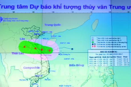 Bão số 4 tăng tốc tiến vào đất liền