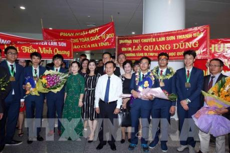 Đội tuyển học sinh Việt Nam dự thi Olympic Toán Quốc tế năm 2017 thắng lợi trở về