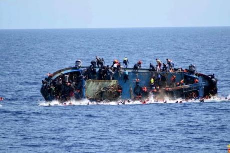 Lật tàu cao tốc chở 51 người ở ngoài khơi Indonesia